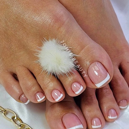 Diseño de uñas acrílicas con estilo francés realizado en nuestro salón de Torrevieja
