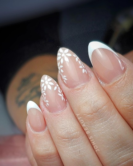 Diseño de uñas acrílicas con estilo francés realizado en nuestro salón de Torrevieja