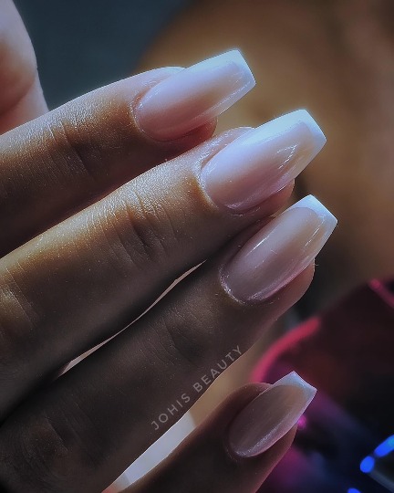 Diseño de uñas acrílicas con estilo francés realizado en nuestro salón de Torrevieja