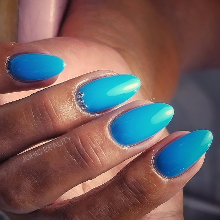 Diseño de uñas acrílicas con estilo francés realizado en nuestro salón de Torrevieja