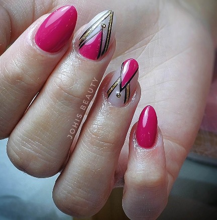 Diseño de uñas acrílicas con estilo francés realizado en nuestro salón de Torrevieja